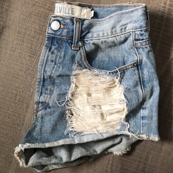 Brandy Melville Pants - Distressed denim short shorts🌟
